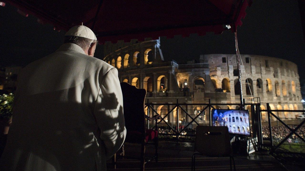 “Basta un teclado para publicar condenas”: las meditaciones del Papa para el Vía Crucis en Roma
