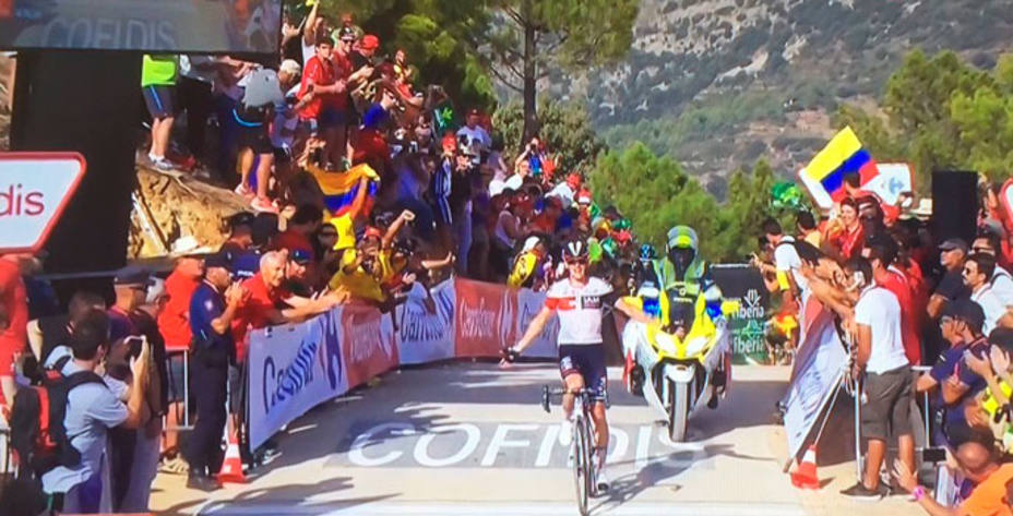 Mattias Frank celebra su victoria en la cima de Mas de la Costa. @IAM_Cycling.