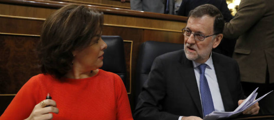 El presidente del Gobierno, Mariano Rajoy (d), conversa con la vicepresidenta, Soraya Sáenz de Santamaría. EFE