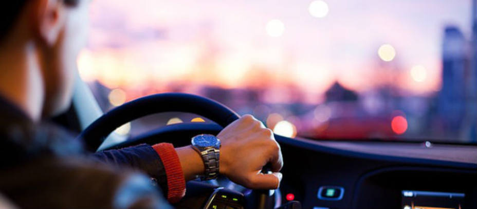 Un conductor al volante. Pixabay