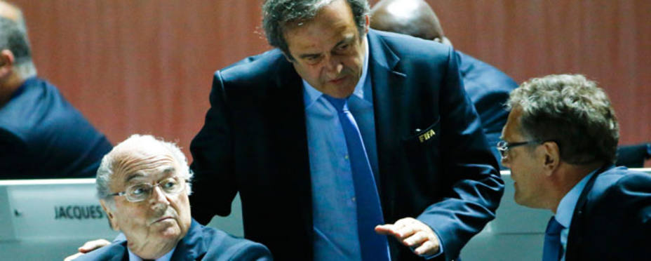 Platini junto a Blatter y a Valcke (foto:Reuters)