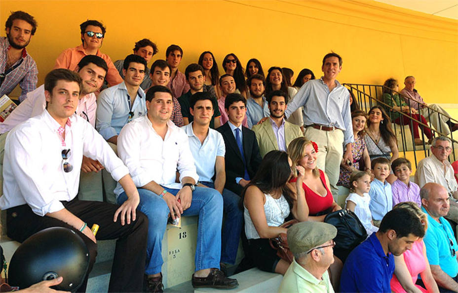 Eduardo Dávila Miura junto al grupo de estudiantes en una de las gradas de la Real Maestranza. TOROMEDIA