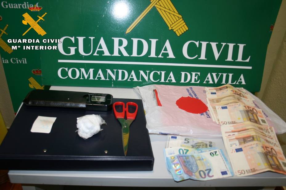 La Guardia Civil desmantela un punto de venta de Cocaína en la Ciudad de Ávila que abastecían a la zona del Valle Amblés.