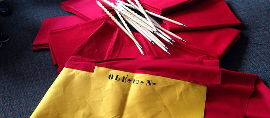 Muletas con la incripción Olé 12N que han recibido los novilleros colombianos de manos de David Mora. @prensadavidmora