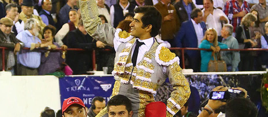 Joselito Adame en su salida a hombros este sábado en León (México). EMILIO MÉNDEZ