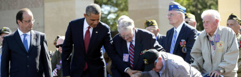 Hollande y Obama ayudando a un veterano de la II Guerra Mundial (Reuters)