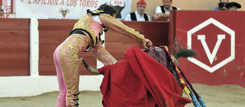 Fernando Robleño entrando a matar a uno de sus toros de Adolfo en Ceret. @davidcorderoes