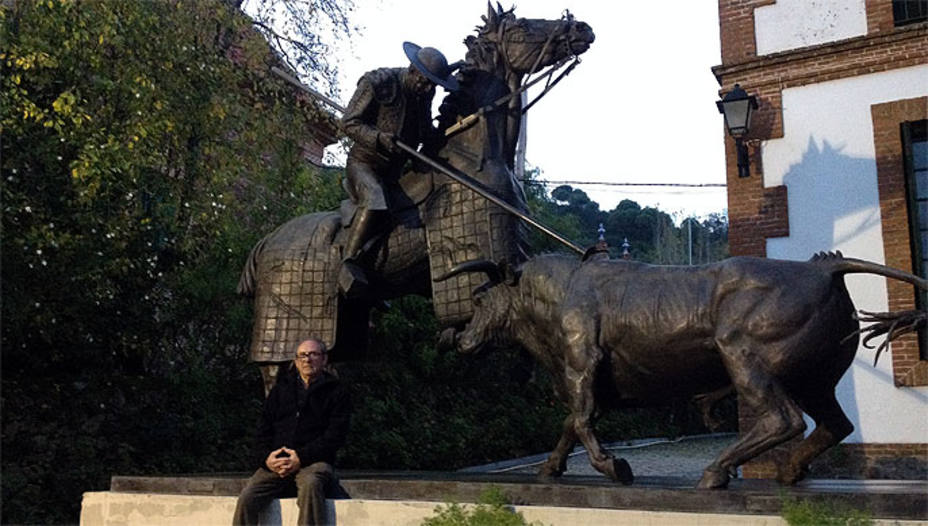 Pepe Antonio Márquez junto al conjunto escultórico dedicado al caballo de picar que se colocará en San Juan del Puerto