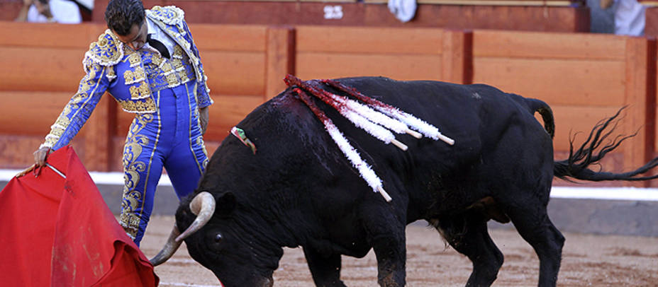 Derechazo de Iván Fandiño a su primer toro de El Pilar en Salamanca. EFE