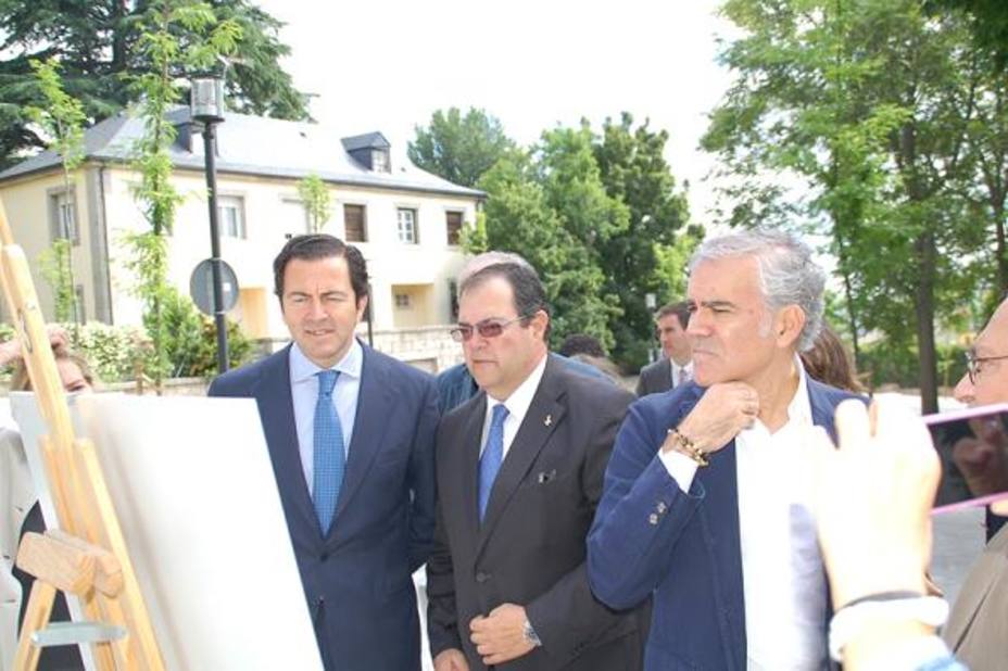 Cavero (izda) y el alcalde (centro) contemplan un mapa de las obras