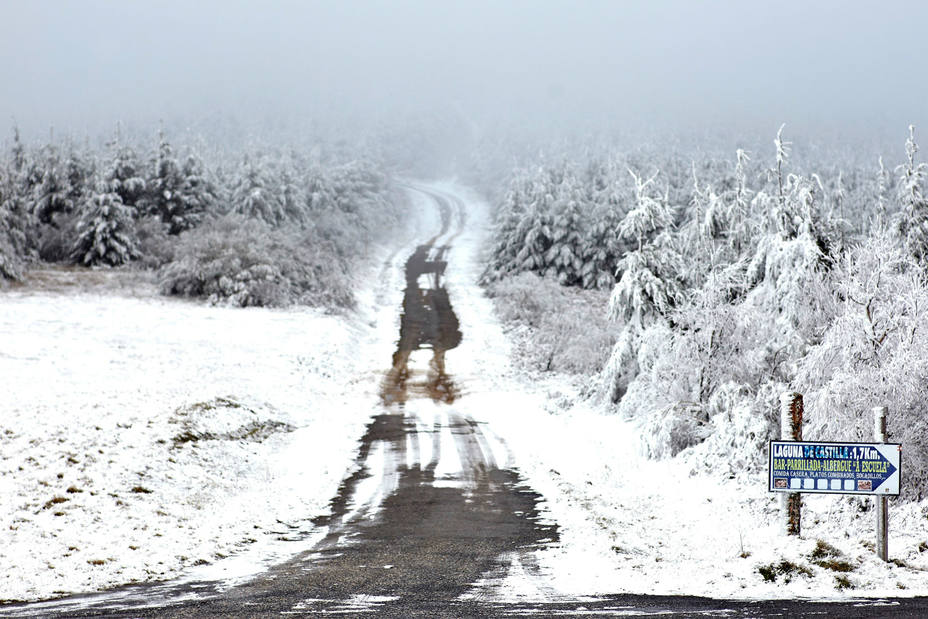 Una carretera de montaña cubierta de nieve en O Cebreiro. EFE