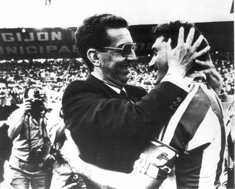 Ramón Muñoz,presidente del Sporting de Gijón entrega a Quini la insignia de oro y brillantes del Sporting en el partido homenaje a Quini en el encuentro contra el Real Madrid el 21 de agosto de 1987 (EFE)