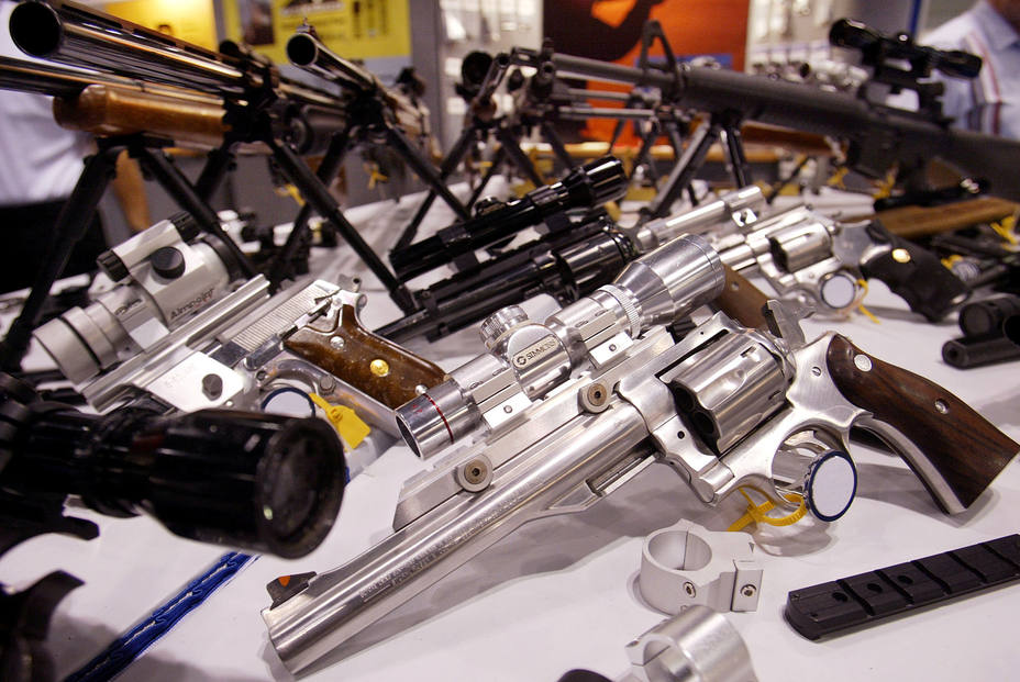 La iniciativa aumenta la edad para comprar rifles de asalto de los 18 a los 21 años
