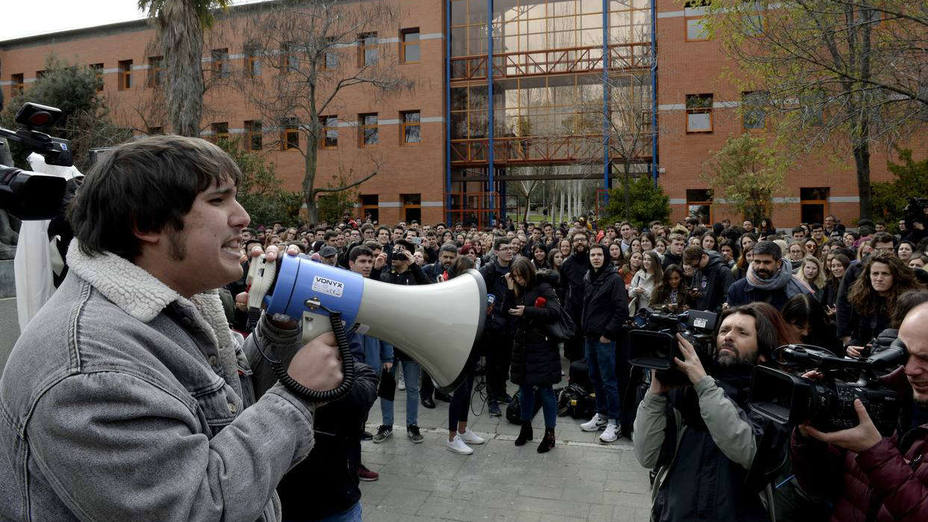 Centenares de alumnos exigen la dimisión de Cifuentes y del rector de la URJC