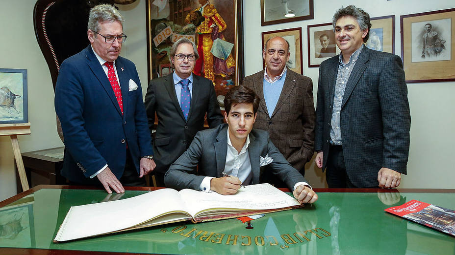 Álvaro Lorenzo firmando en el Libro de Honor del Club Cocherito de Bilbao