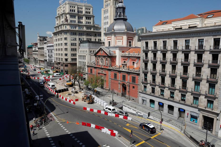 Cortada y desalojada la calle Alcalá por un escape de gas
