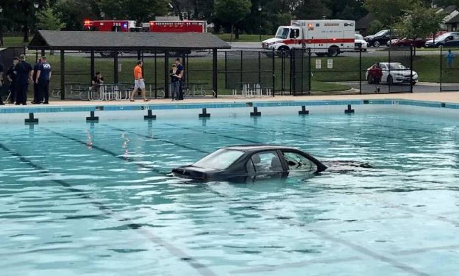 Concluye una clase de conducir aparcando el coche dentro de una piscina