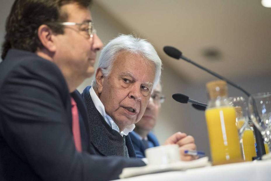 Felipe González, preocupado por la crisis institucional con un debate tan zafio como los insultos de Rufián