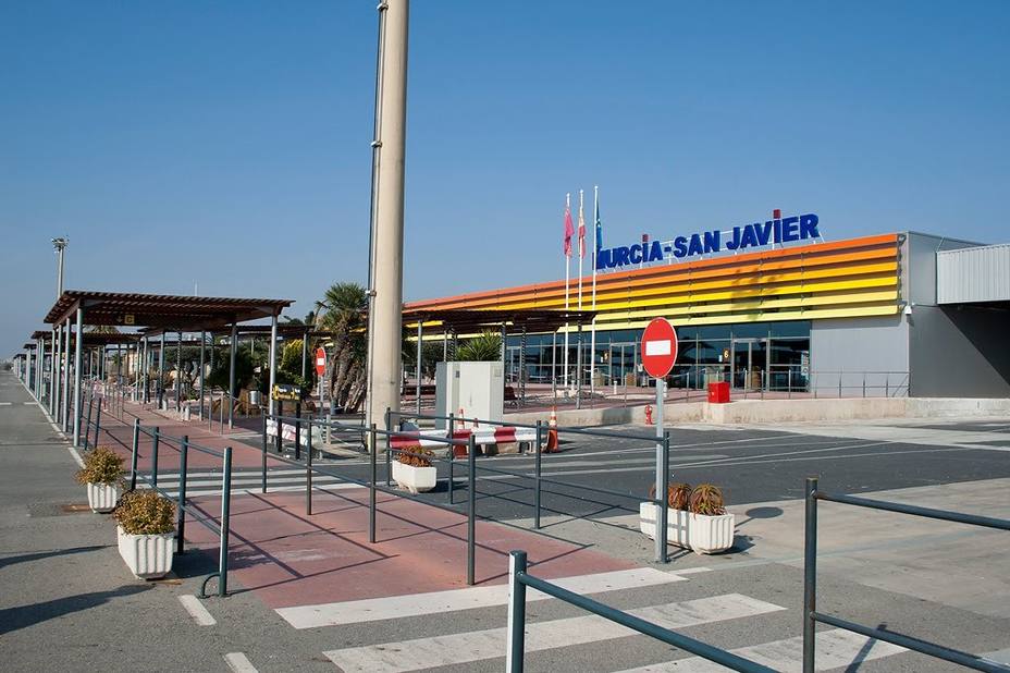 El aeropuerto de San Javier acoge hoy su último vuelo comercial