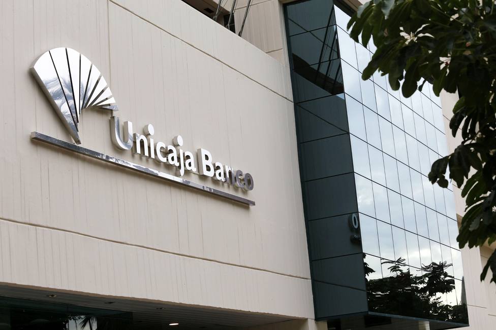 Unicaja propondrá a sus accionistas distribuir un dividendo de 0,038 euros por acción, un 76% más