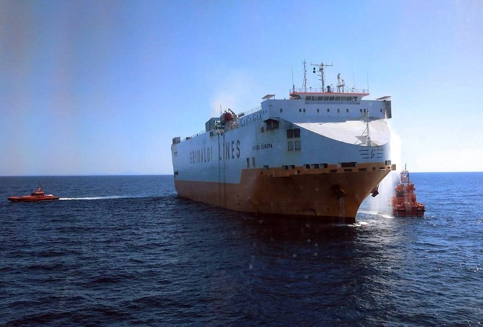 Un mercante con 25 tripulantes se incendia a 25 millas de Mallorca