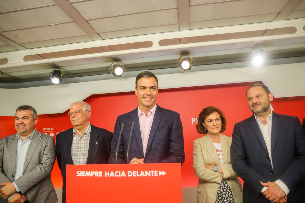 Victoria amarga para el PSOE, que gana las tres elecciones pero no logra gobernar Madrid y puede perder Aragón