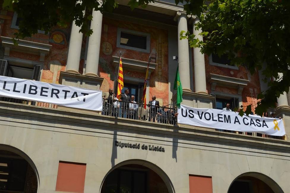 La Diputación de Lleida coloca pancartas a favor de los presos soberanistas