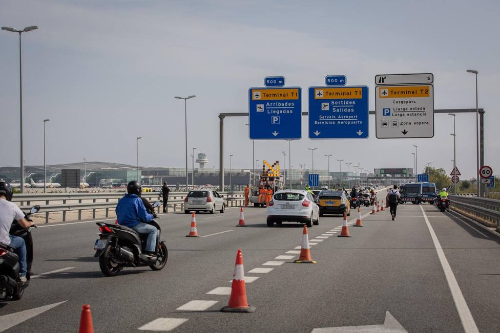 Colapsados los accesos por carretera a la T1 del Aeropuerto de Barcelona