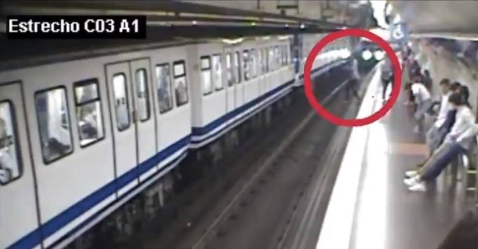 Pantallazo del vídeo difundido por Metro de los descuidos mirando el móvil