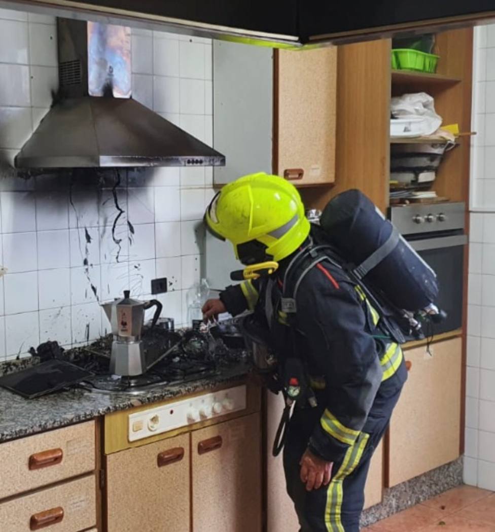 Bombero extinguiendo el fuego de la cocina (Ayuntamiento de Alicante)