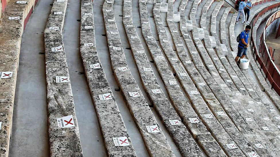 Imagen de los tendidos de El Puerto señalizados con los asientos bloqueados