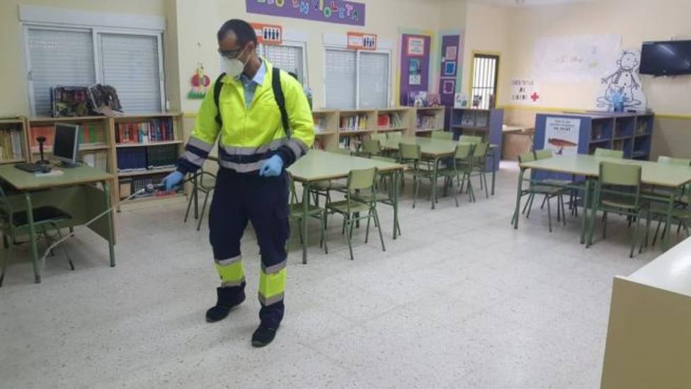 Desinfectan un aula en un centro educativo. Foto: Ayuntamiento de Cádiz
