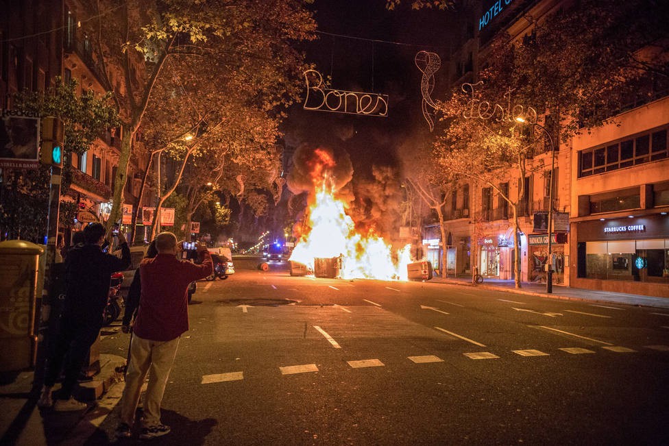 Una violenta manifestación negacionista en Barcelona deja 12 arrestados y dos tiendas saqueadas