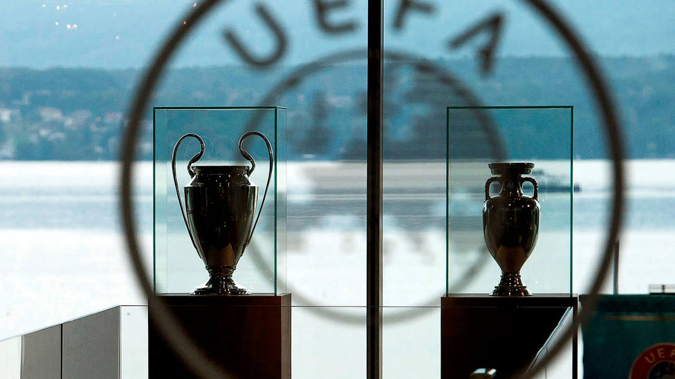 Sede de la UEFA, con los trofeos de la Champions y la Eurocopa. EFE