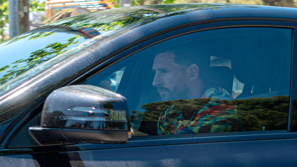 Leo Messi, en su coche, saliendo de la Ciudad Deportiva. CORDONPRESS