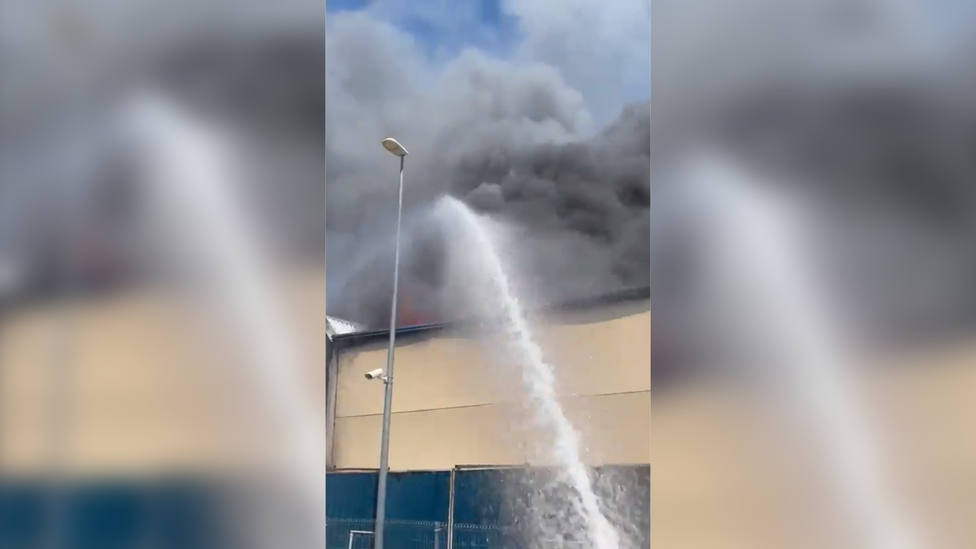 Un incendio afecta a dos naves industriales de Seseña (Toledo)
