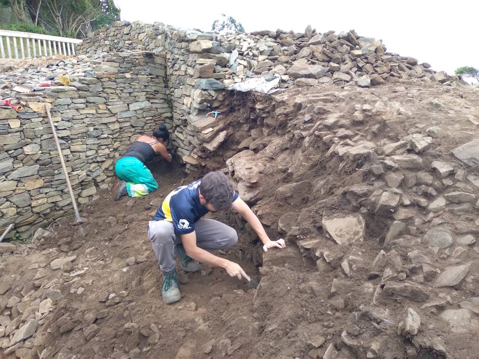 Emilio Ramil dirige la nueva campaña de excavación en el Castro Sarridal. FOTO: Concello Cedeira