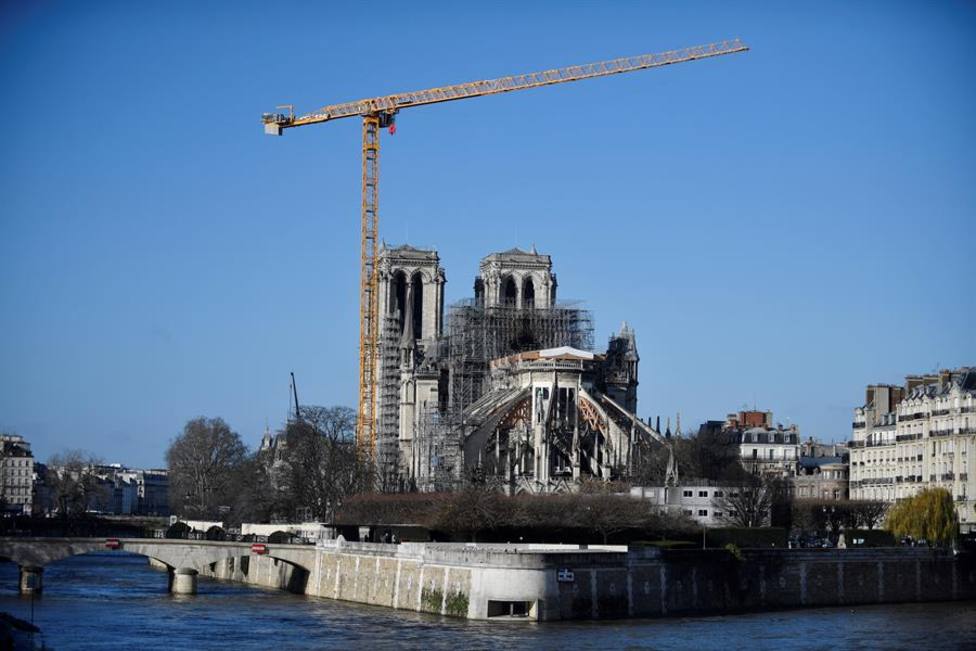 Los pilares, los muros y las torres de Notre Dame vuelven a ser firmes