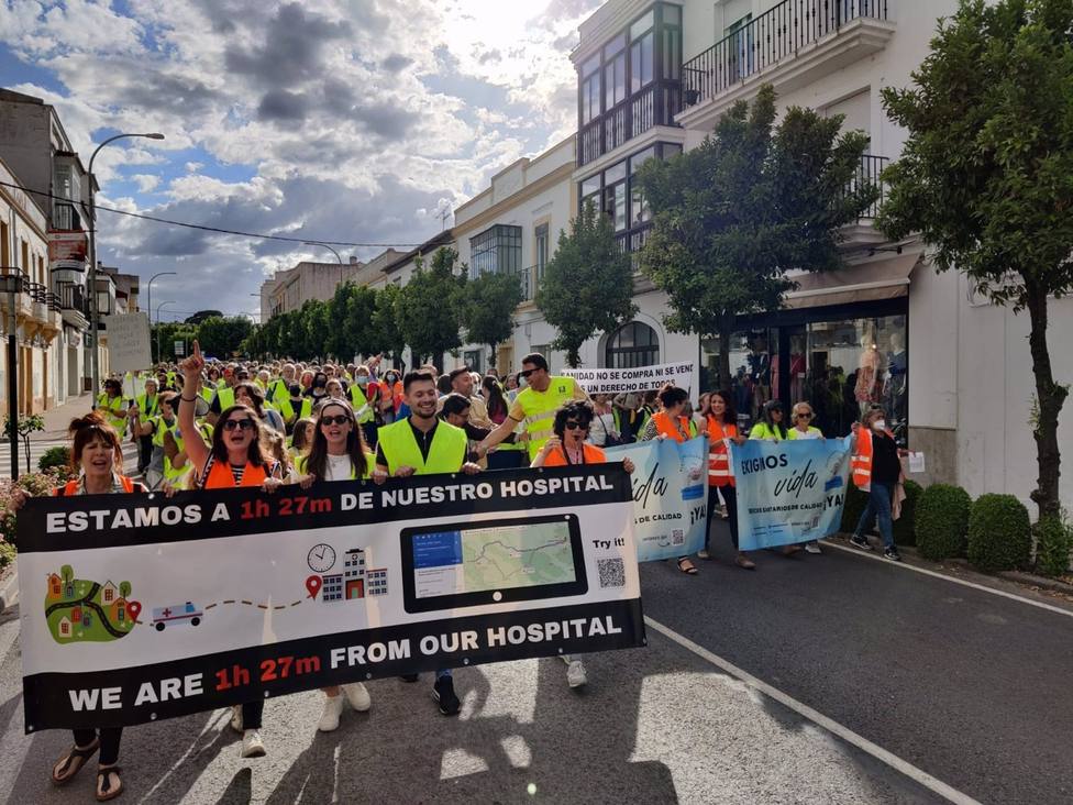 Centenares de personas reclaman en Valencia de AlcÃ¡ntara (CÃ¡ceres) mejoras en los servicios sanitarios