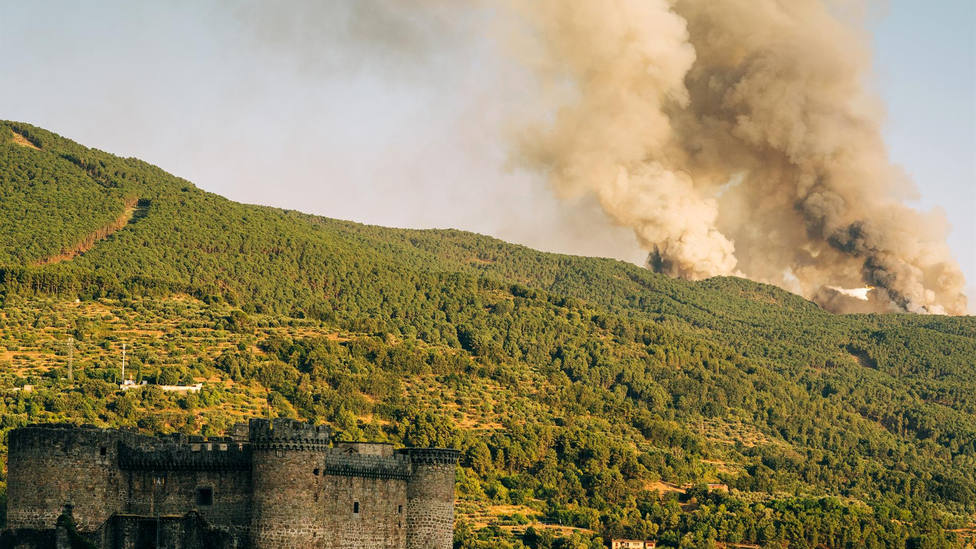 El incendio al sur de Ávila sigue sin mejorar después de tres días activo