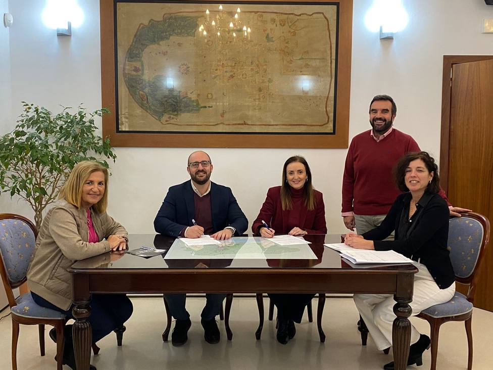 Firma del convenio con la Asociación Española Contra el Cáncer (AECC)