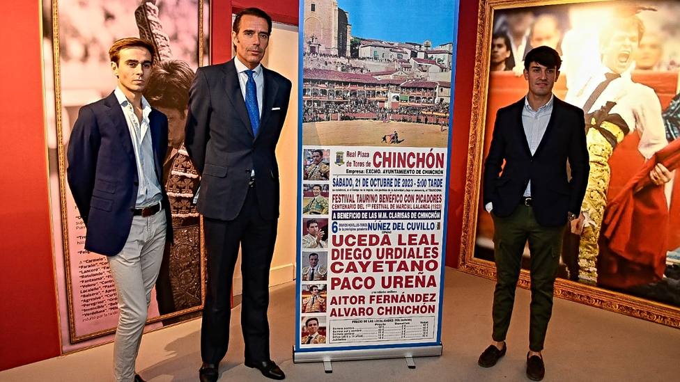 Álvaro Chinchón, Uceda Leal y Aitor Fernández junto al cartel anunciador del festival de Chinchón