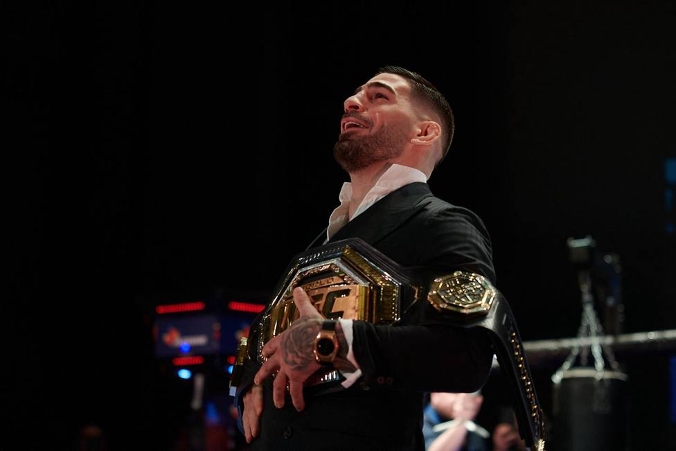 Ilia Topuria con su cinturón de campeón de la UFC en el programa especial de El Partidazo de COPE