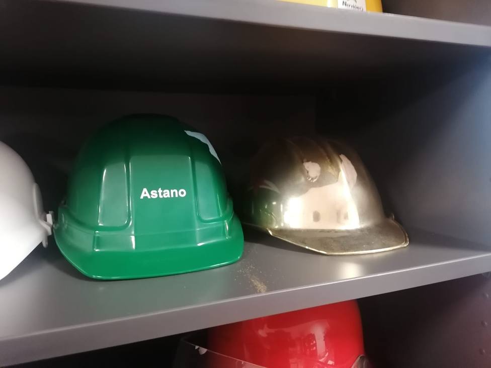 El casco dorado, a la izquierda, de los que solo había media docena en la antigua AStano