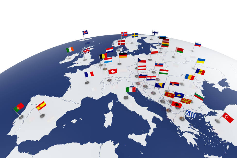 Mapa de Europa con varias banderas de países