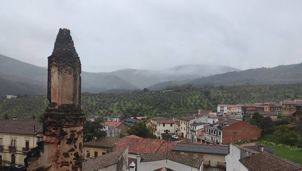Este pueblo de Cáceres es recomendable por el Pico de montaña que tiene al lado