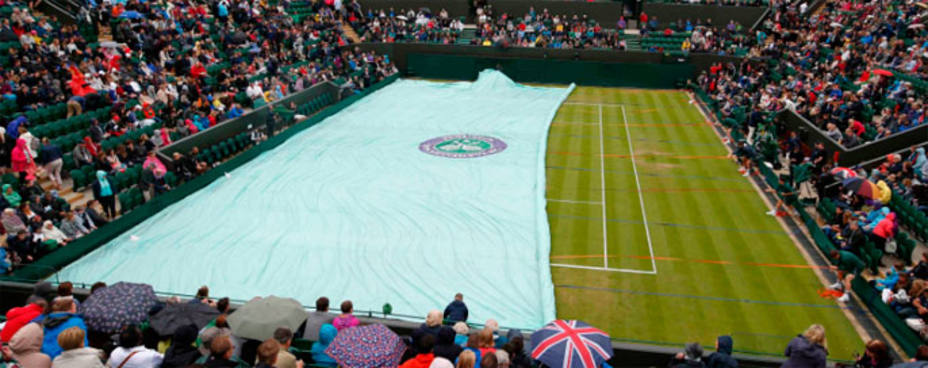 La lluvia, presente este jueves en Wimbledon. REUTERS