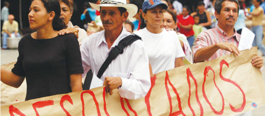 Juan Alberto Urquia (c), desplazado participa en una manifestación por el centro de Medellín (Colombia). EFE