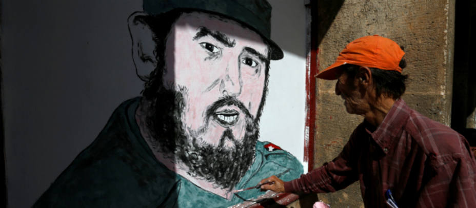 Un artista callejero pinta un retrato de Findel en una pared de La Habana. REUTERS