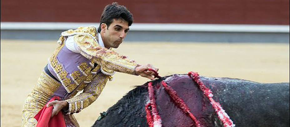 Estocada con la que pasaportó Miguel Ángel Delgado a su toro de Flor de Jara este sábado. LAS-VENTAS.COM